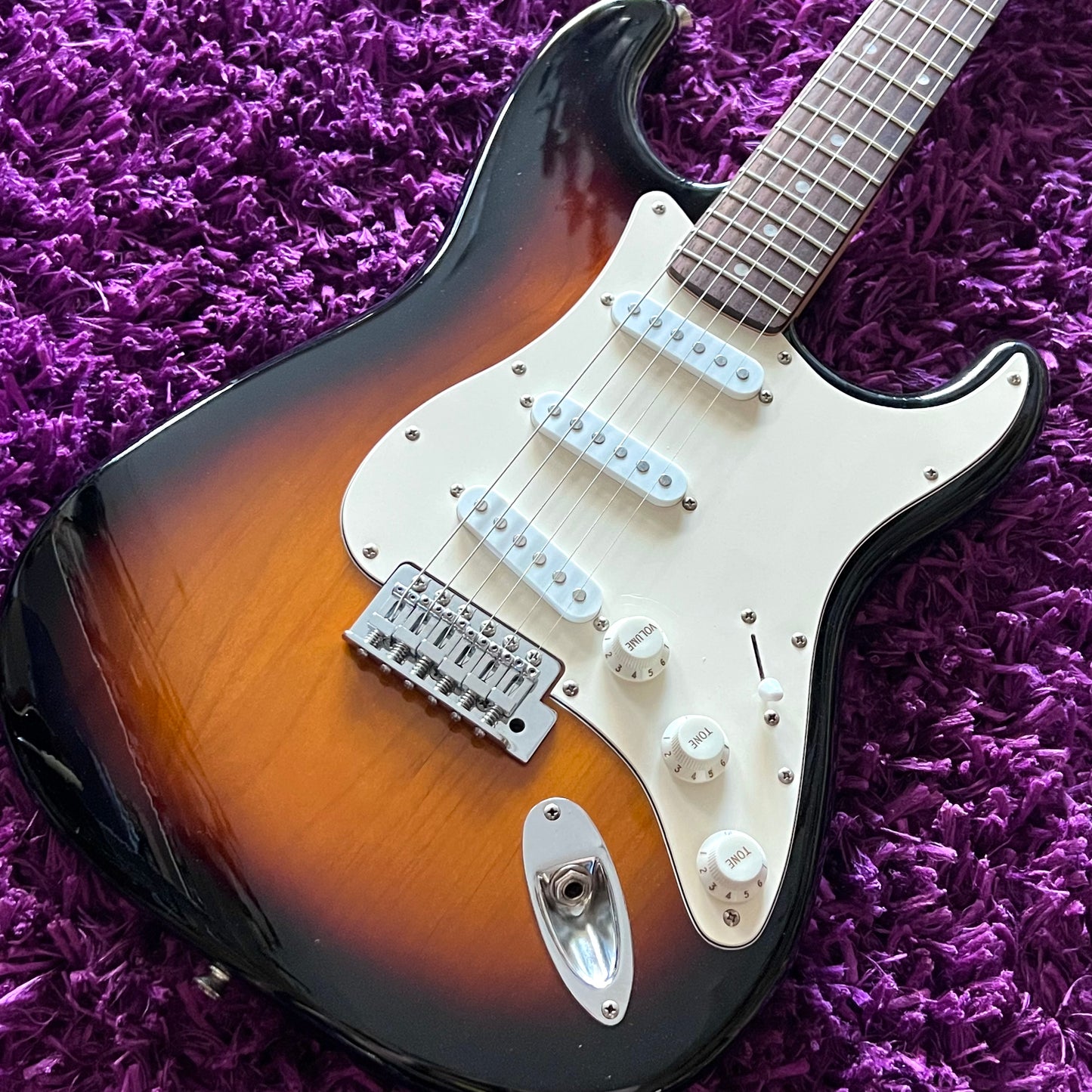 2019 Squier Affinity Stratocaster White Pickguard, 3 Tone Sunburst