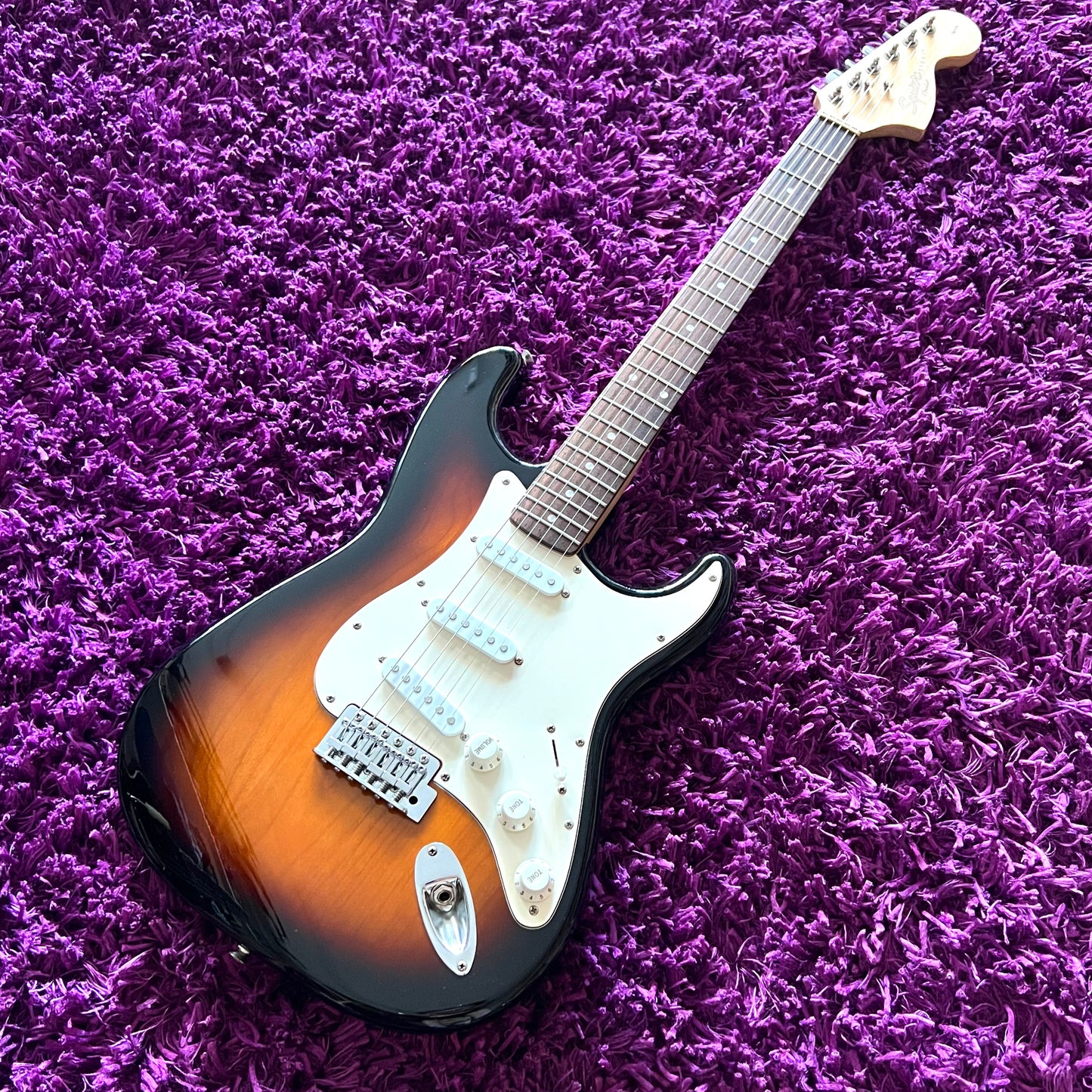 2019 Squier Affinity Stratocaster White Pickguard, 3 Tone Sunburst