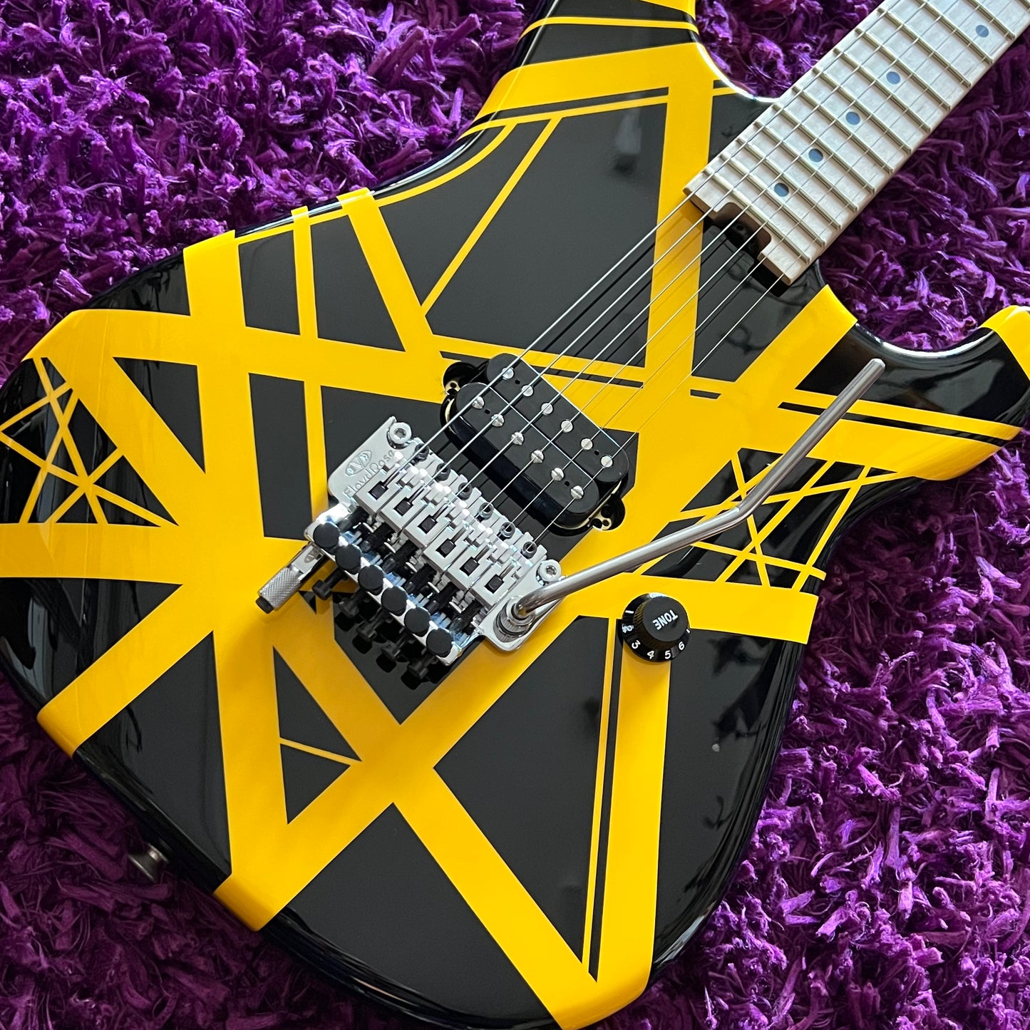 2021 EVH Striped Series - Black w/ Yellow Stripes (w/ EVH Striped Hard Case)