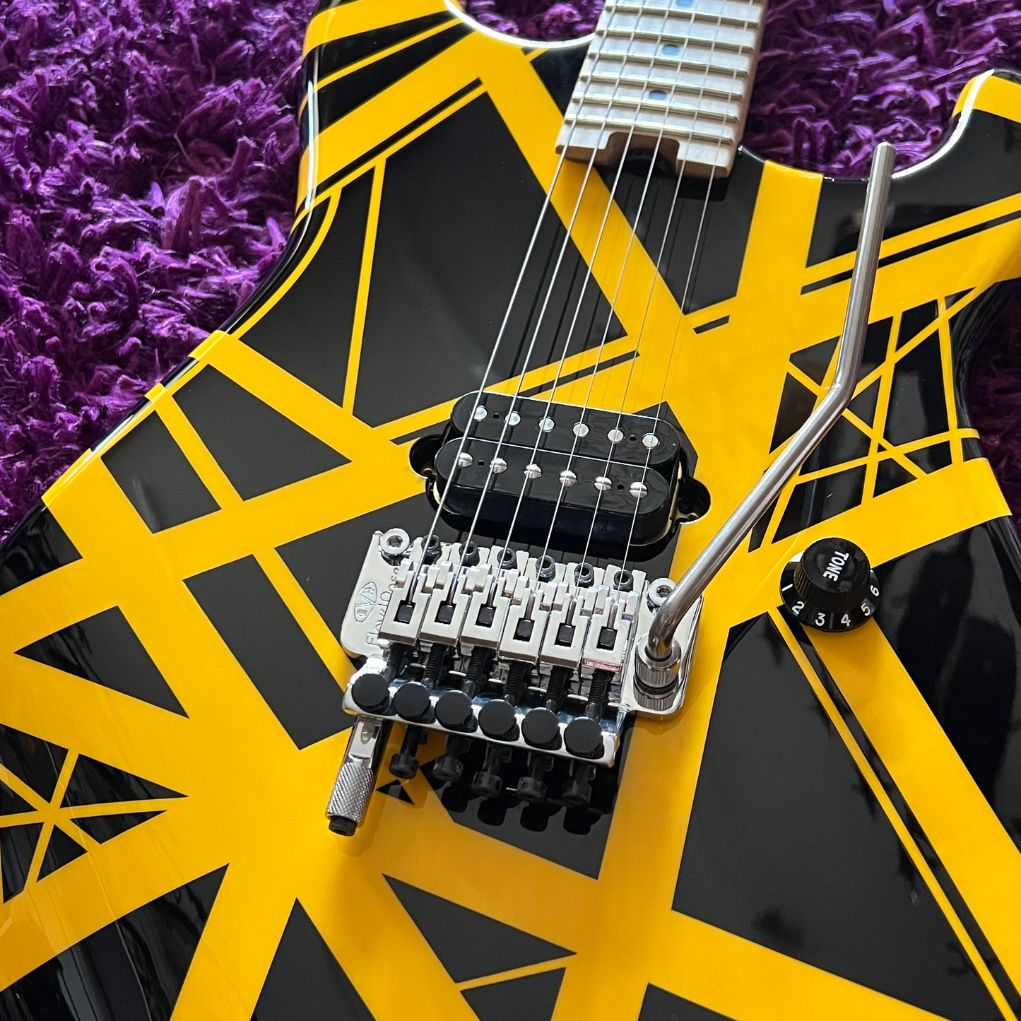 2021 EVH Striped Series - Black w/ Yellow Stripes (w/ EVH Striped Hard Case)