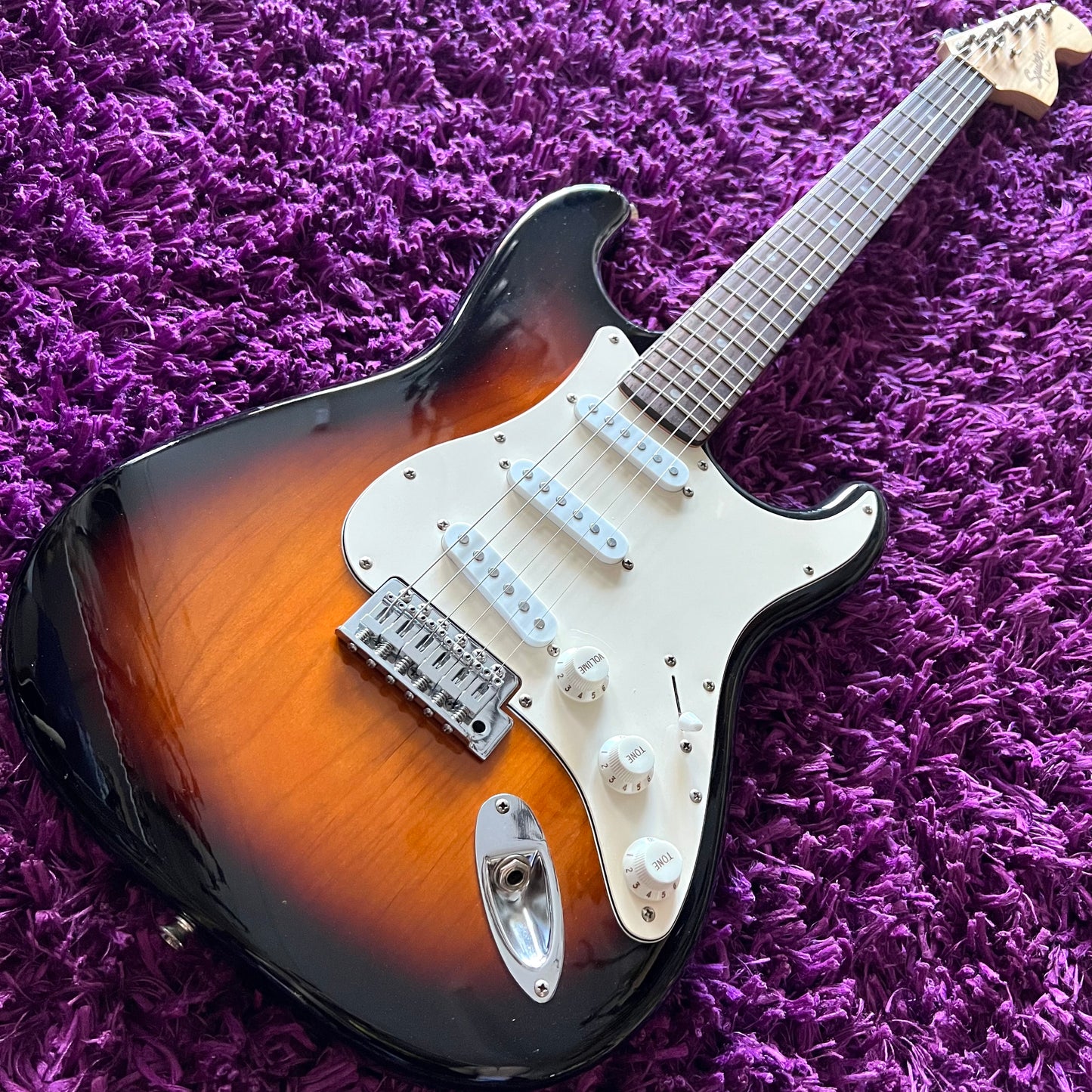 2019 Squier Affinity Stratocaster White Pickguard, 3 Tone Sunburst