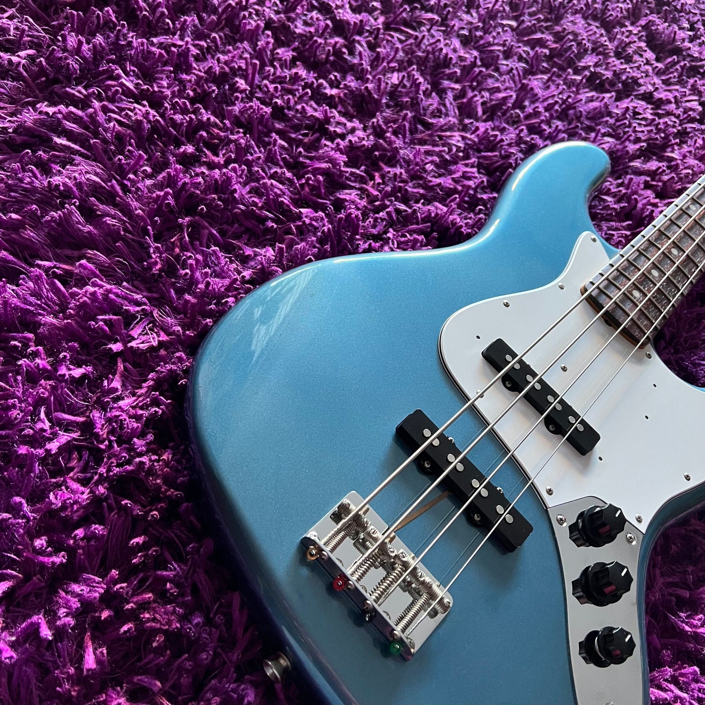 2004-05 Fender JB62-US Jazz Bass '62 Reissue Ice Blue Metallic w/ Matching Headstock (CIJ)