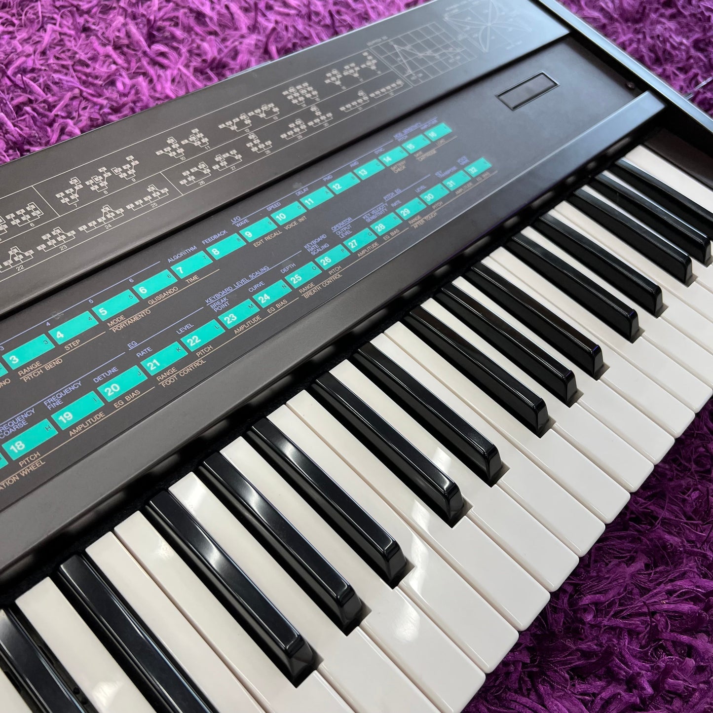 Yamaha DX7 Keyboard Synthesizer (w/ Soft Case) (Made in Japan)